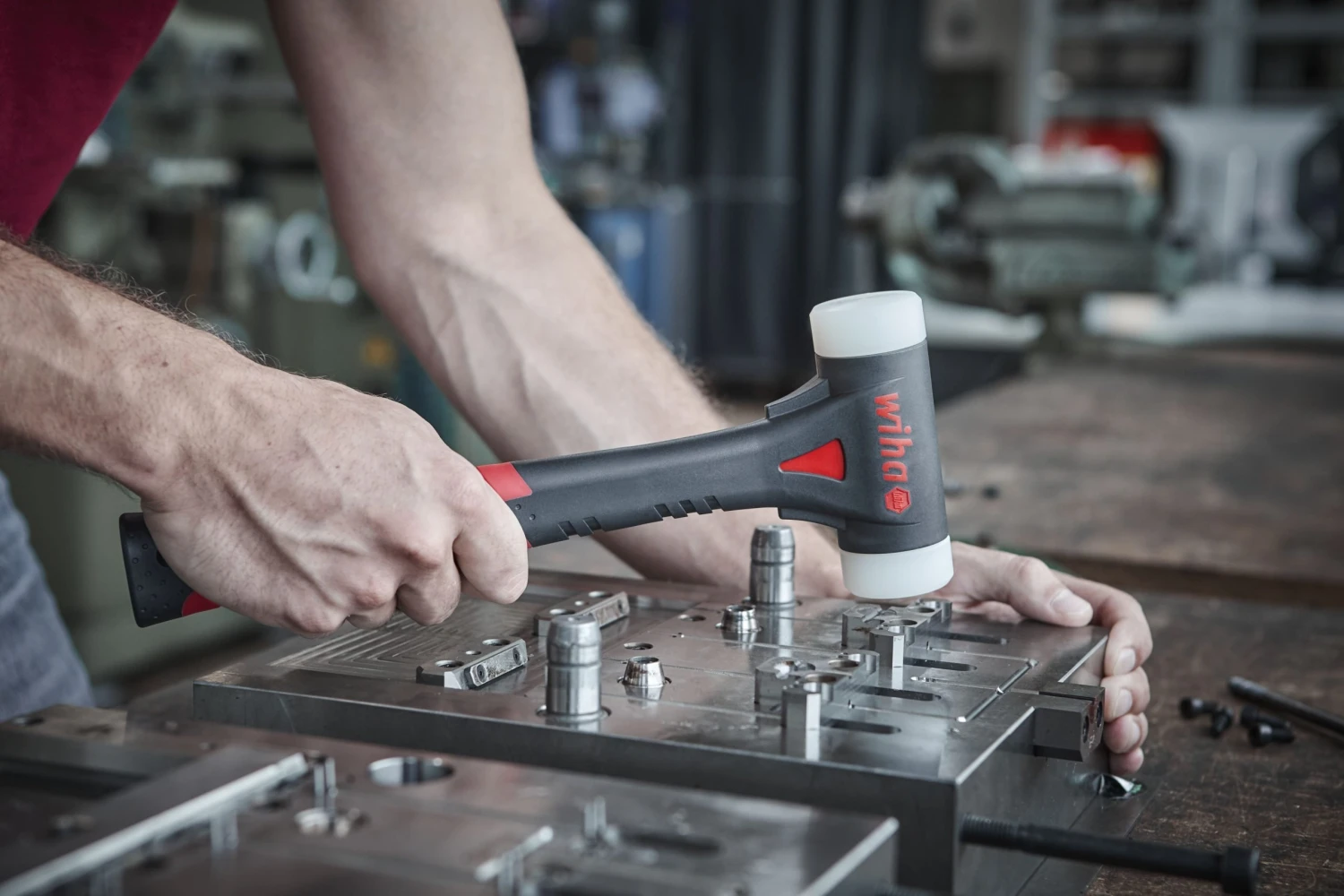 Wiha 44598 FibreBuzz® SB8041 Soft-Faced Dead Blow Hammer 40mm Dia 2 Wiha 44598 FibreBuzz® SB8041 Soft-Faced Dead Blow Hammer 40mm Dia - Image 2