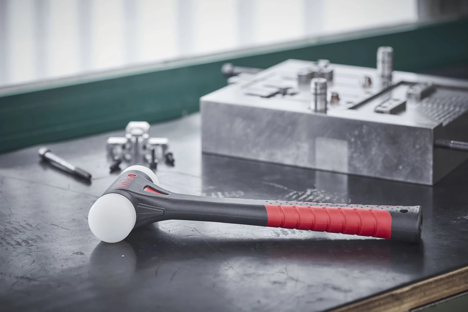 Wiha 44598 FibreBuzz® SB8041 Soft-Faced Dead Blow Hammer 40mm Dia 4 Wiha 44598 FibreBuzz® SB8041 Soft-Faced Dead Blow Hammer 40mm Dia - Image 4